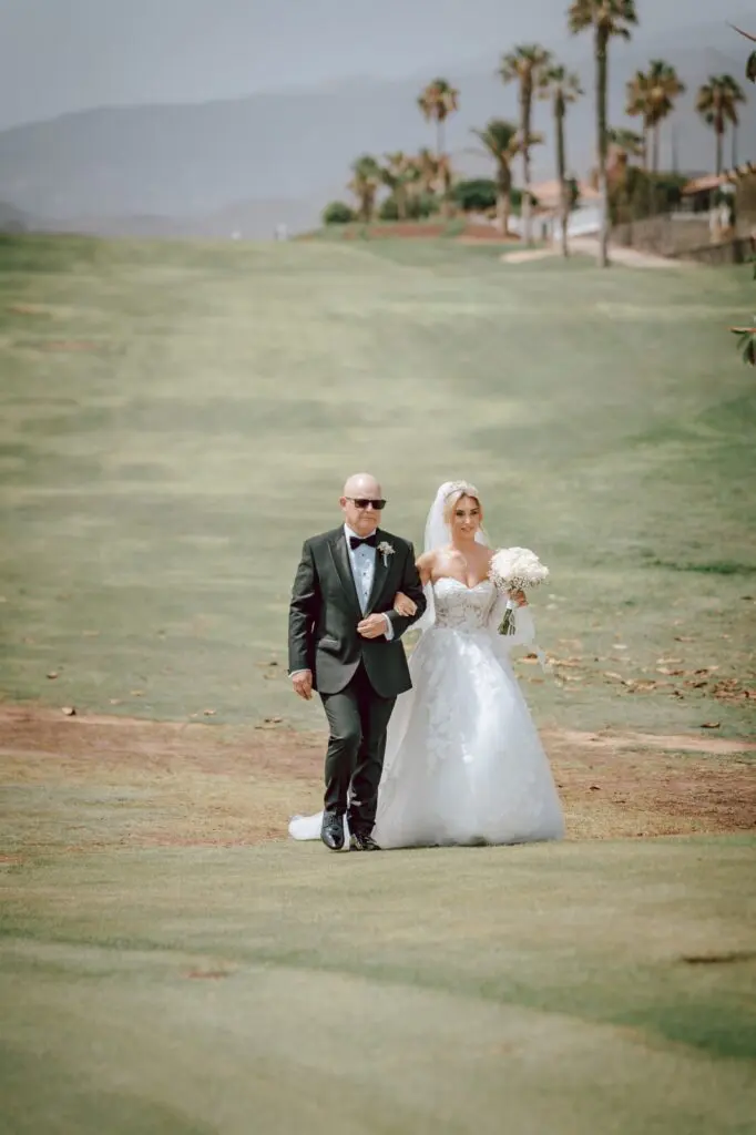 Novia caminando junto a su padre antes de la ceremonia, boda en Tenerife